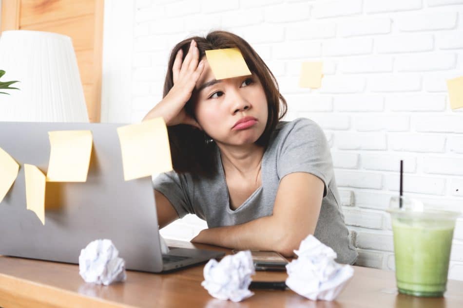 Personne appliquant des conseils pratiques pour ne plus procrastiner et passer à l'action