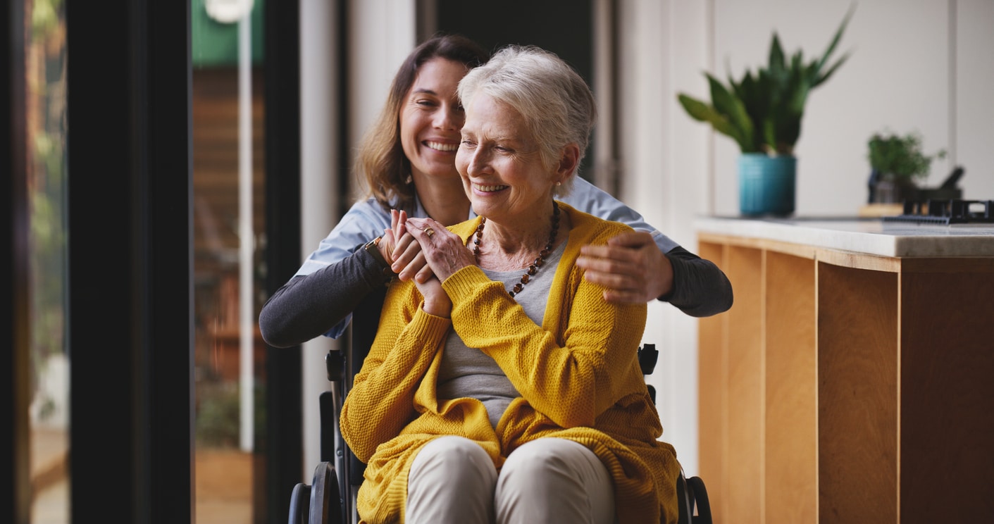 Professionnel d'un métier humain accompagnant une personne, reconversion qui a du sens en 2026