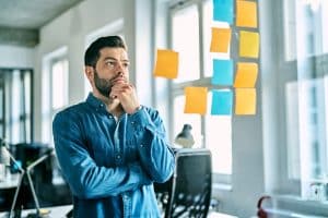 Entrepreneur qui passe à l'action sur une tâche importante malgré la procrastination