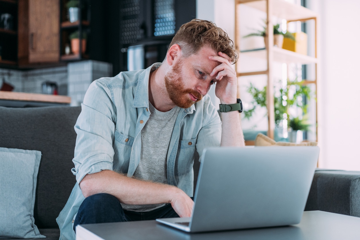 Personne à haut potentiel réfléchissant avant de passer à l'action malgré la procrastination