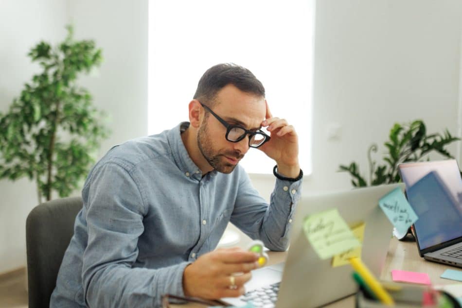 Personne qui organise ses priorités avant de passer à l'action grâce à la procrastination active