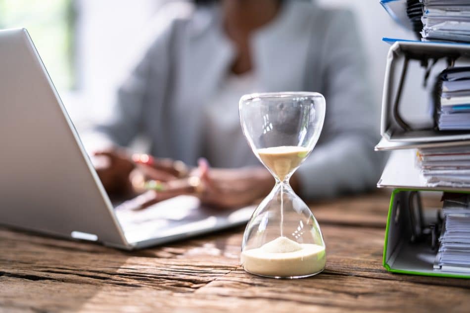 Personne qui applique la règle des 5 secondes pour passer à l'action et vaincre la procrastination