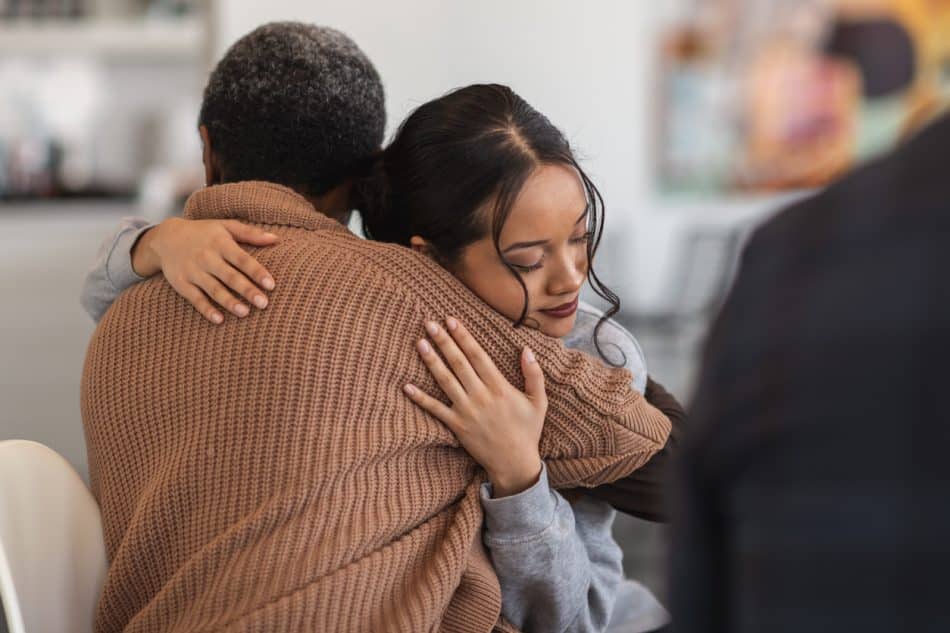 Personne retrouvant la sérénité grâce au pardon en psychologie