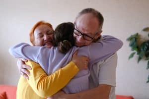 Personne réfléchissant au pardon envers ses parents pour se libérer de son passé