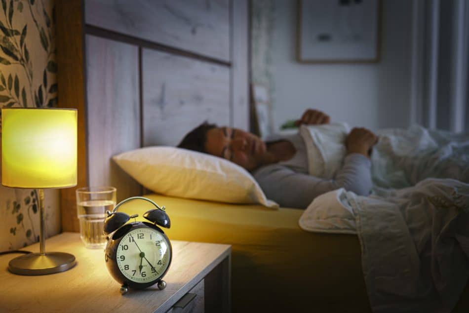 Personne utilisant son téléphone tard le soir au lieu d'aller se coucher
