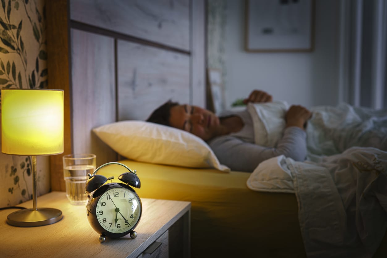 Personne utilisant son téléphone tard le soir au lieu d'aller se coucher