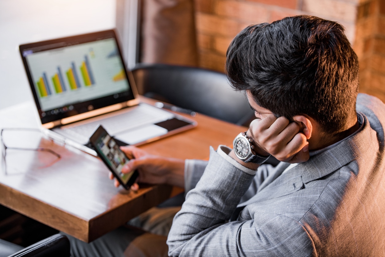 Personne qui s'organise pour arrêter de procrastiner au travail