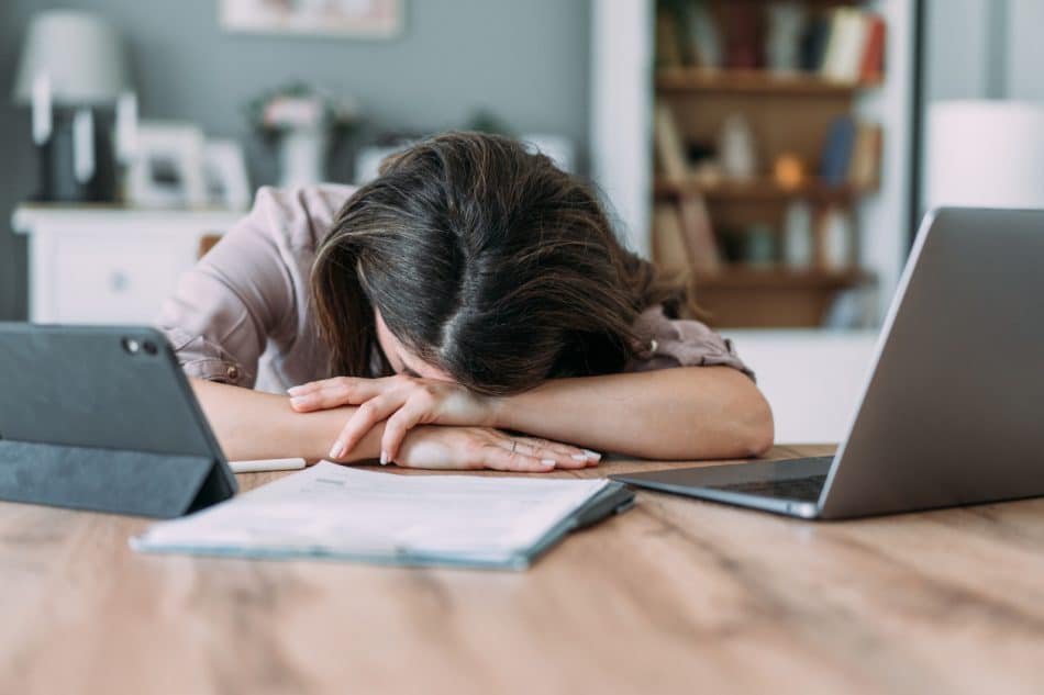 Personne qui procrastine face à une tâche importante