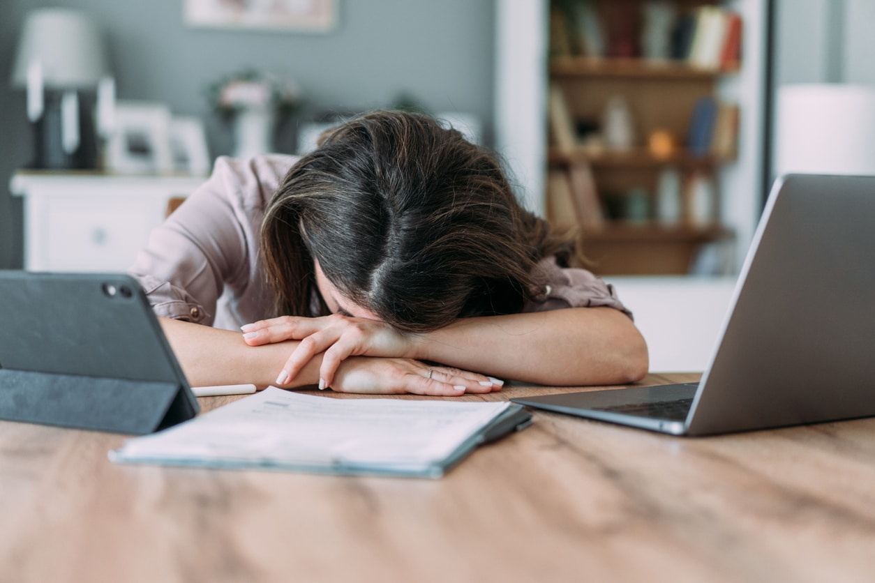 Personne qui procrastine face à une tâche importante