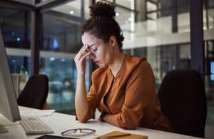 Personne en réflexion après un burn-out