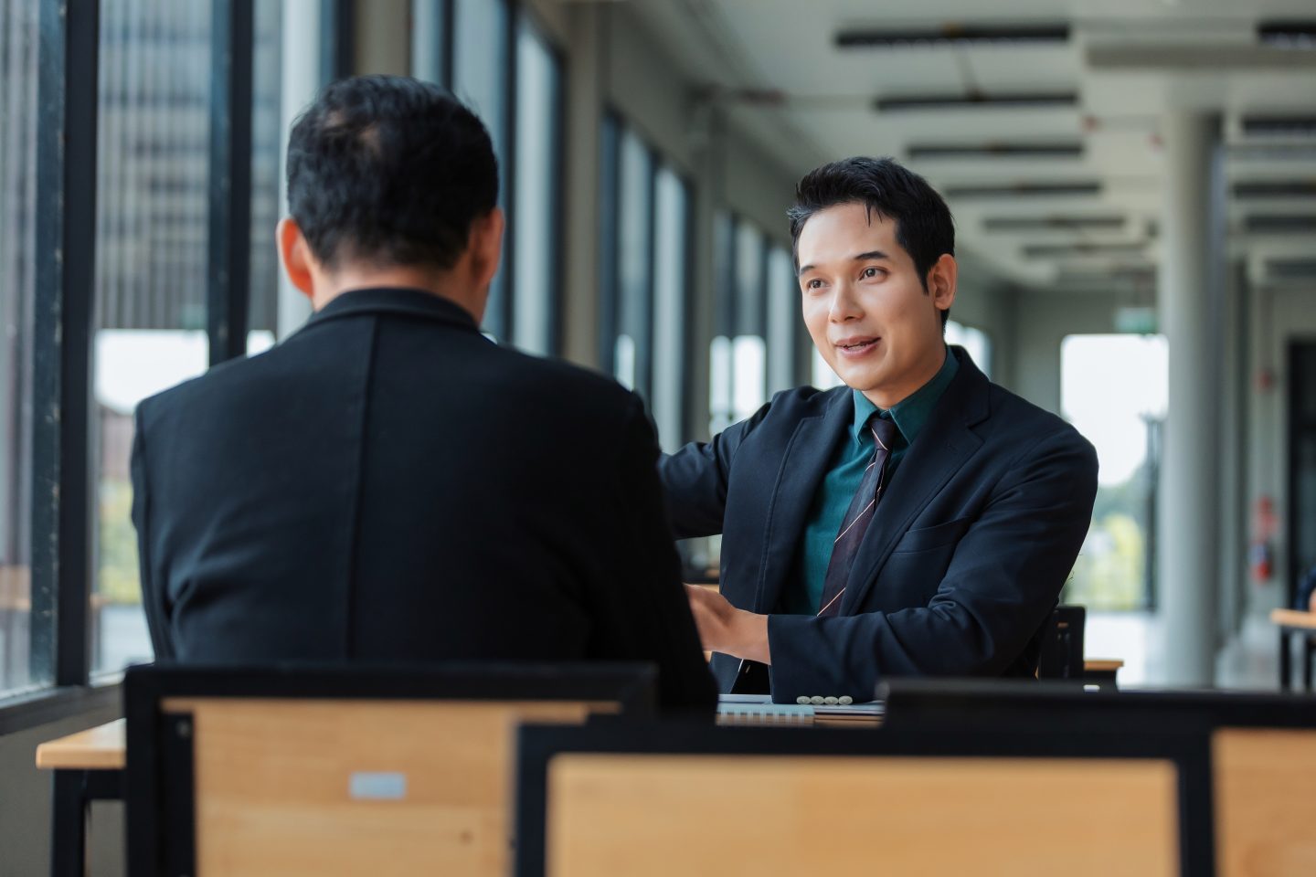 Conseiller en transition professionnelle accompagnant une personne