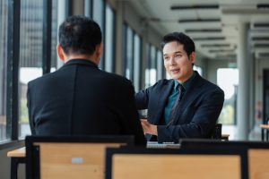 Conseiller en transition professionnelle accompagnant une personne