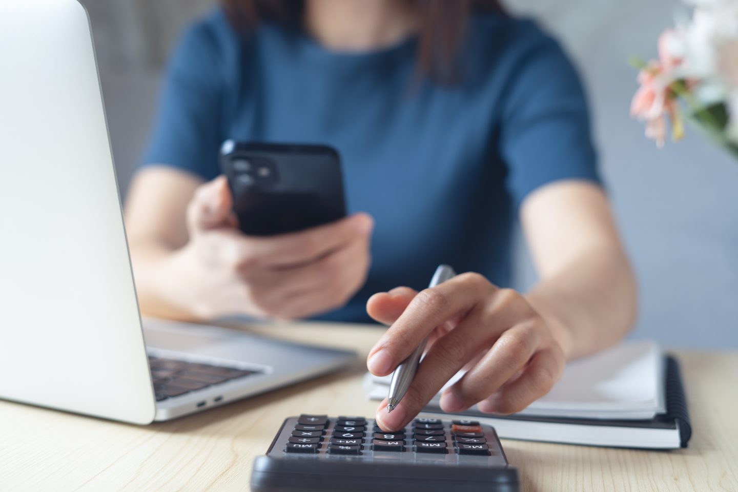 Personne calculant le coût de sa reconversion professionnelle