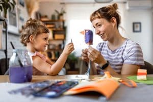 Parent très investi dans les activités de son enfant, illustrant les effets de l'hyperparentalité sur son autonomie
