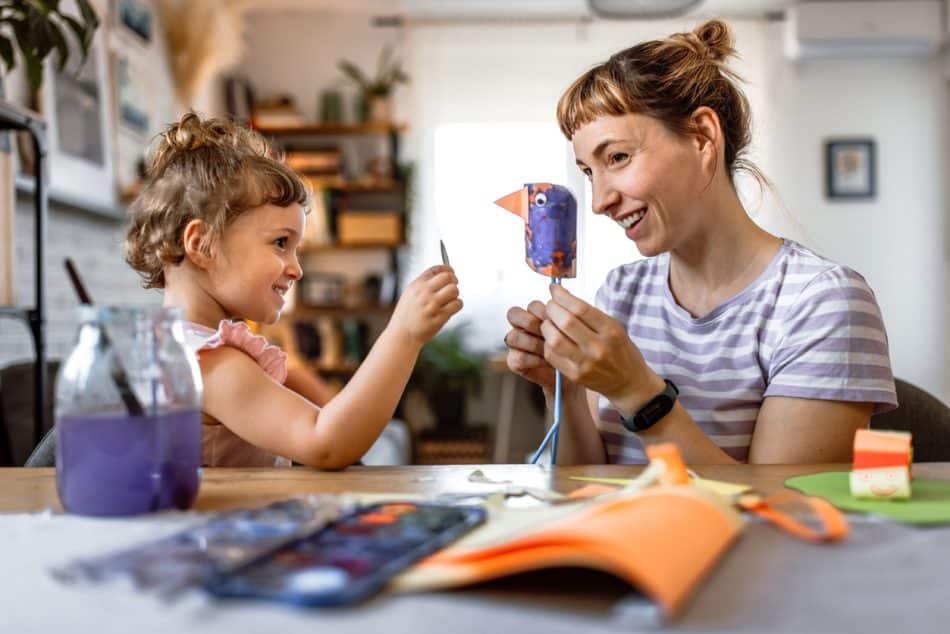 Parent très investi dans les activités de son enfant, illustrant les effets de l'hyperparentalité sur son autonomie