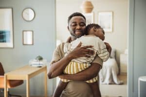 Parent échangeant avec son enfant dans un climat de confiance, illustrant les différentes dimensions de la parentalité
