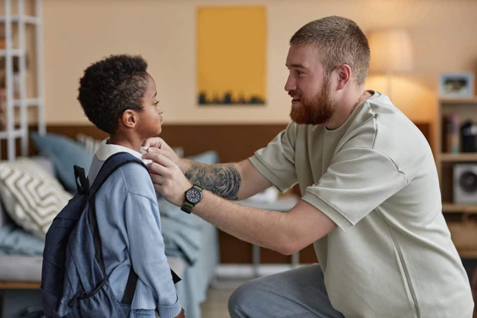 Parent accompagnant son enfant avec bienveillance tout en posant un cadre éducatif adapté