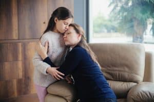 Parent protégeant excessivement son enfant, illustrant les signes de la surprotection parentale