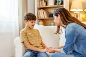 Parent encourageant son enfant après une erreur pour développer sa confiance en lui et son autonomie