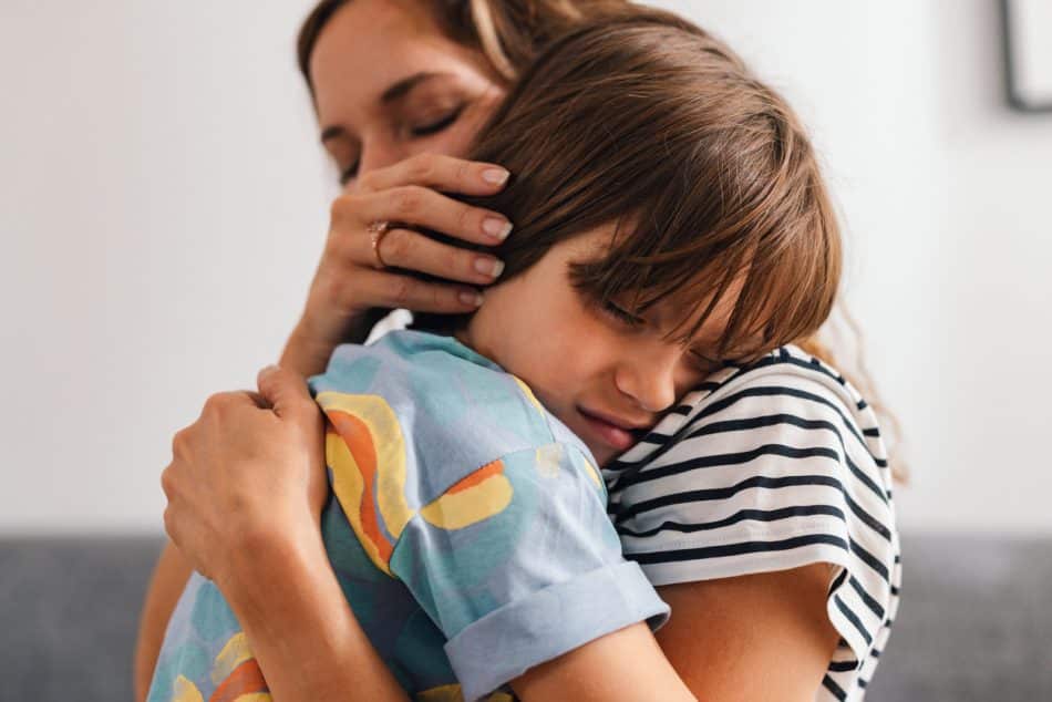 Parent présentant ses excuses à son enfant après une erreur pour lui montrer qu'il est possible de réparer