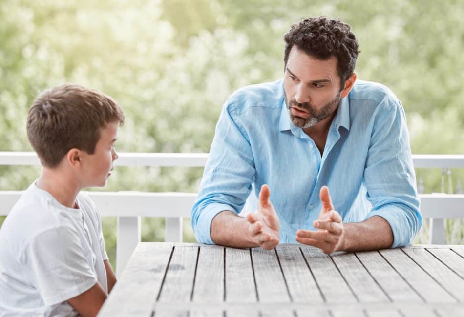 Parent montrant l'exemple à son enfant par ses attitudes et ses comportements au quotidien