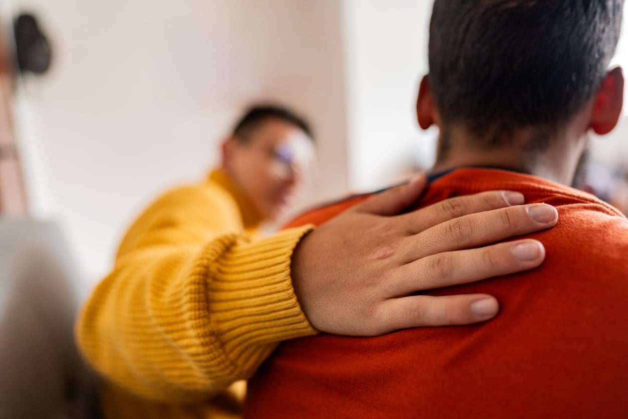 Personne choisissant de pardonner malgré l'absence d'excuses afin de retrouver la paix intérieure et se libérer du passé