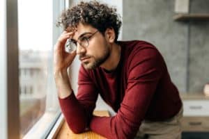 Personne réfléchissant à la possibilité de pardonner une trahison afin de retrouver la paix intérieure et avancer sereinement