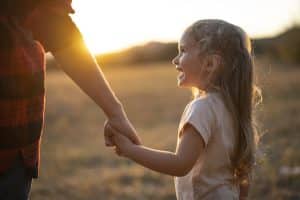 Parent échangeant avec son enfant dans une relation fondée sur le respect, la bienveillance et un cadre éducatif adapté