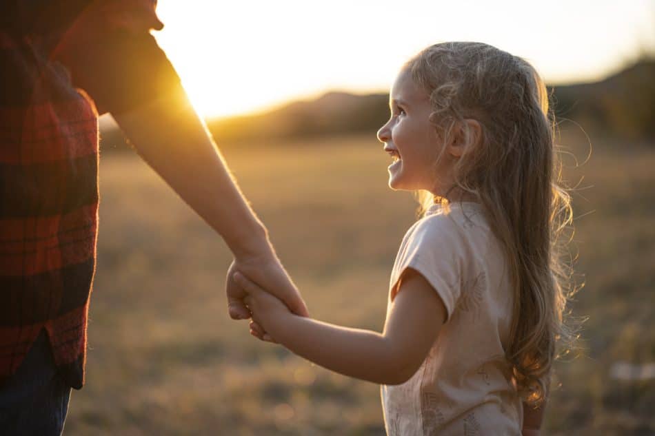 Parent échangeant avec son enfant dans une relation fondée sur le respect, la bienveillance et un cadre éducatif adapté