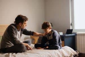 Parent posant des limites avec calme et bienveillance pour accompagner son enfant dans un cadre rassurant
