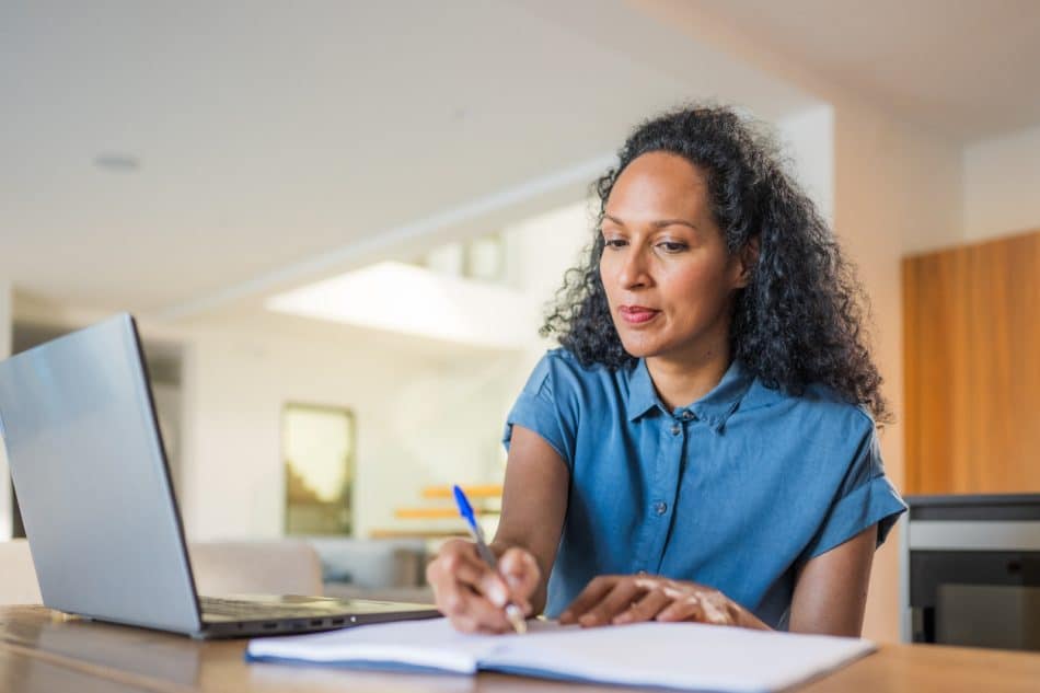 Adulte préparant sa reconversion professionnelle