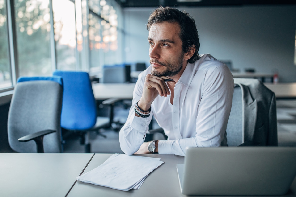 Salarié en CDI réfléchissant à une reconversion