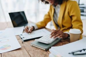 Personne en reconversion vers les métiers de la comptabilité