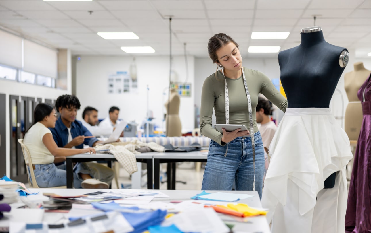 Personne en reconversion vers les métiers de la couture
