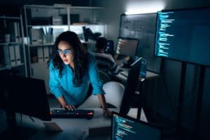 Personne en reconversion vers un métier de la cybersécurité