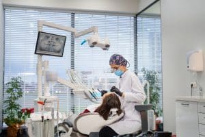 Personne en reconversion vers un métier du secteur dentaire