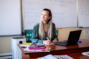 Enseignant réfléchissant à une reconversion professionnelle