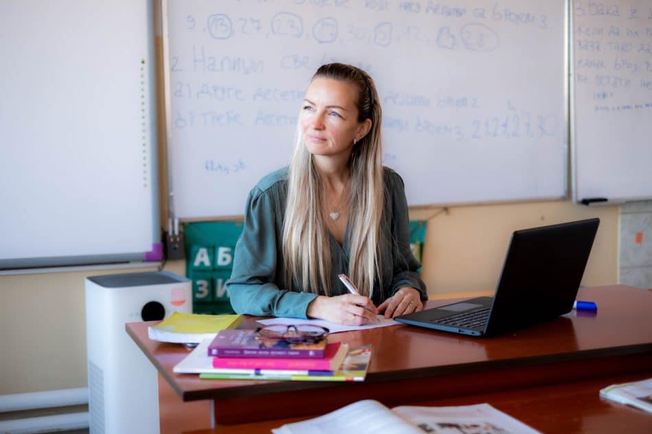 Enseignant réfléchissant à une reconversion professionnelle
