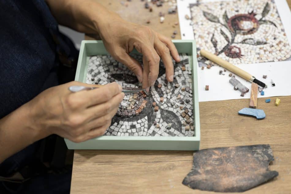 Personne en reconversion vers le métier de mosaïste