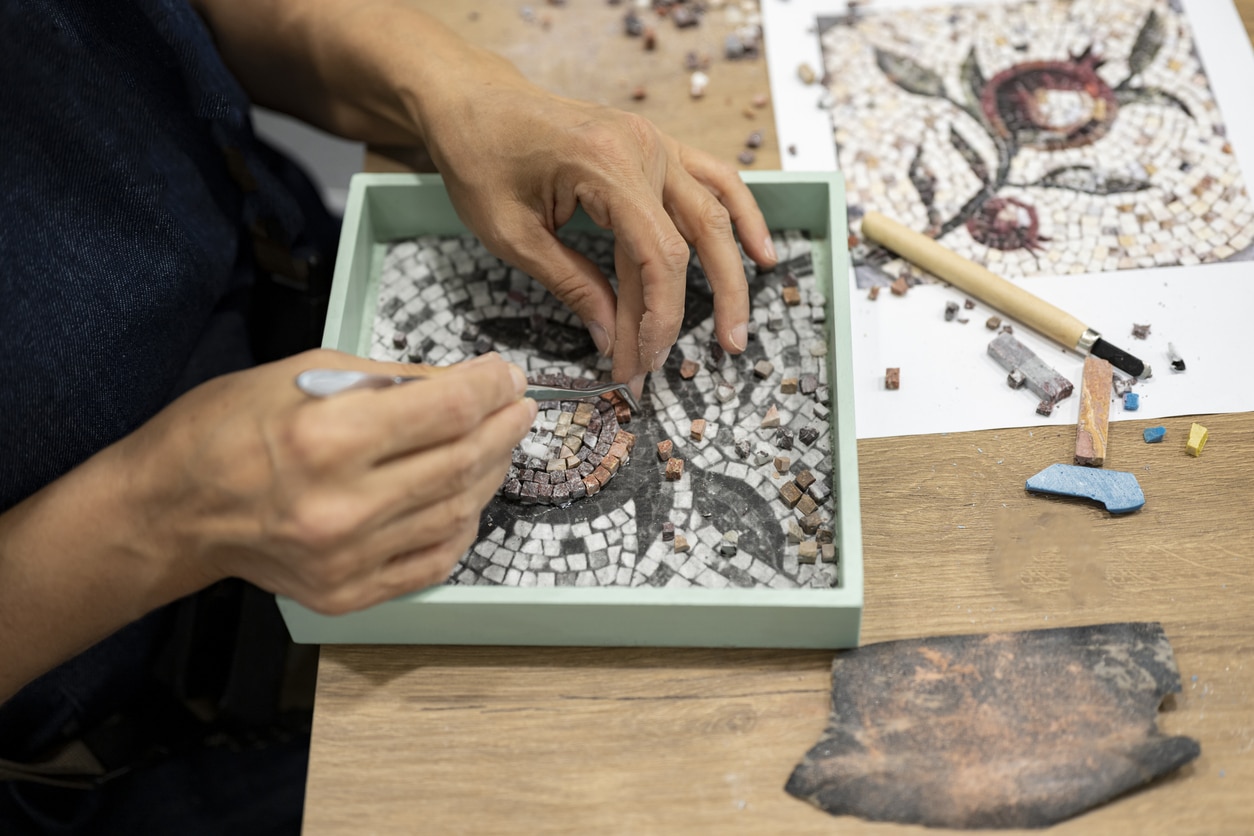 Personne en reconversion vers le métier de mosaïste