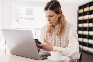 Personne hésitant à se lancer dans une reconversion par peur de l'échec