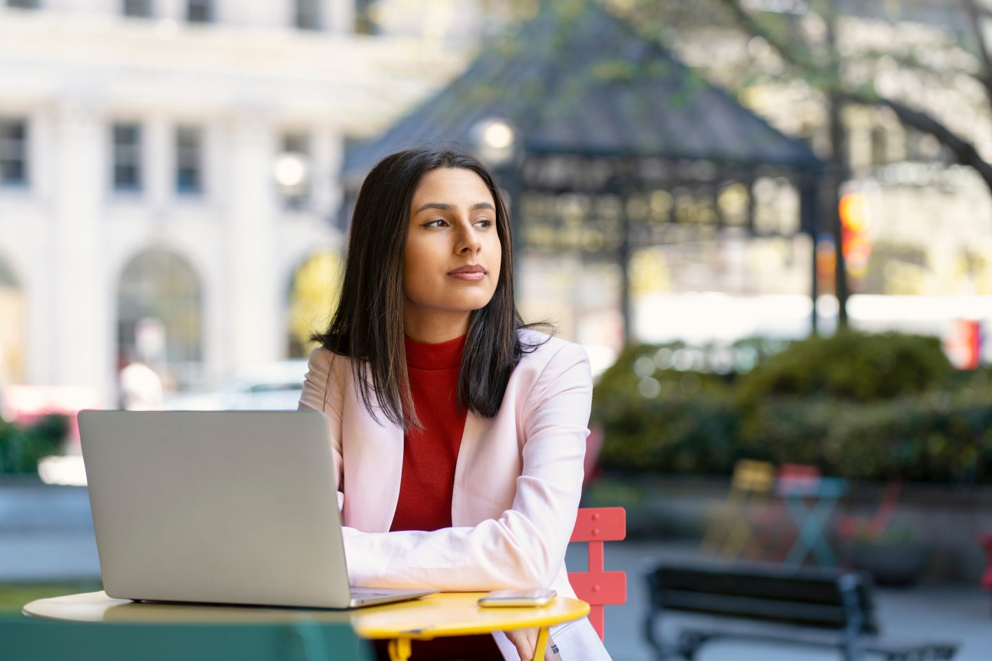 Personne hésitant entre plusieurs métiers de reconversion