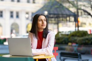 Personne hésitant entre plusieurs métiers de reconversion