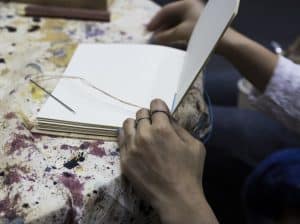 Personne en reconversion vers le métier de relieur