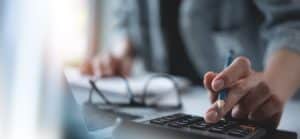 Personne estimant son salaire après reconversion