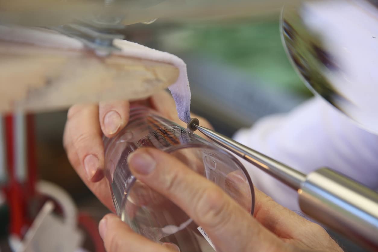 Personne en reconversion vers le métier de vitrailliste