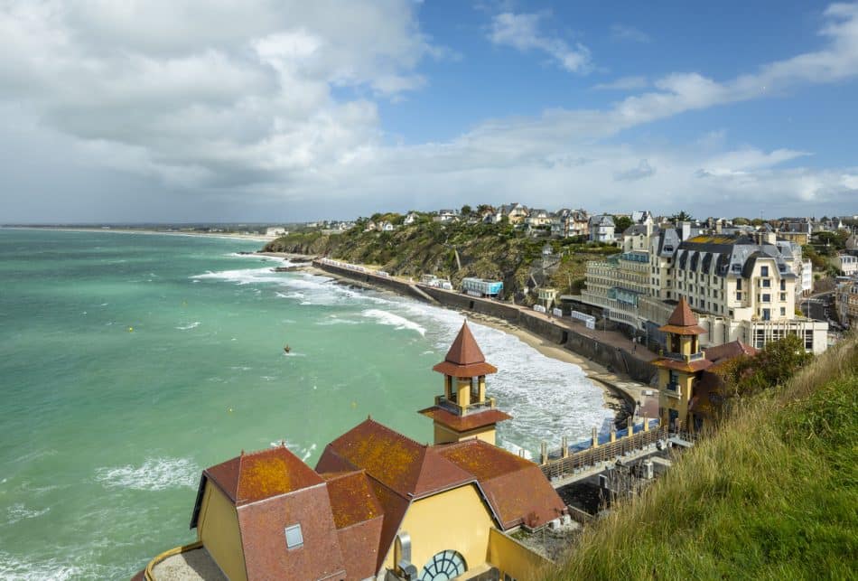 Personne préparant sa reconversion professionnelle en Normandie