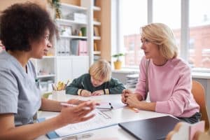 Parent échangeant avec un professionnel pour mieux comprendre ses pratiques éducatives et être accompagné dans sa parentalité