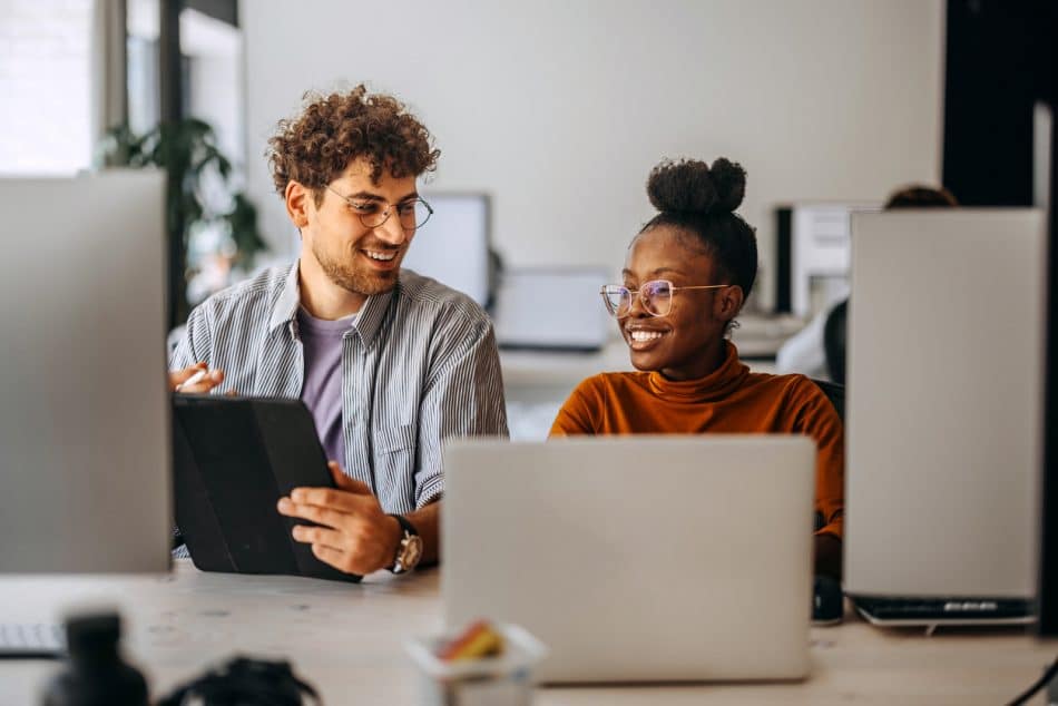 Professionnel en reconversion découvrant les métiers et les formations en cybersécurité