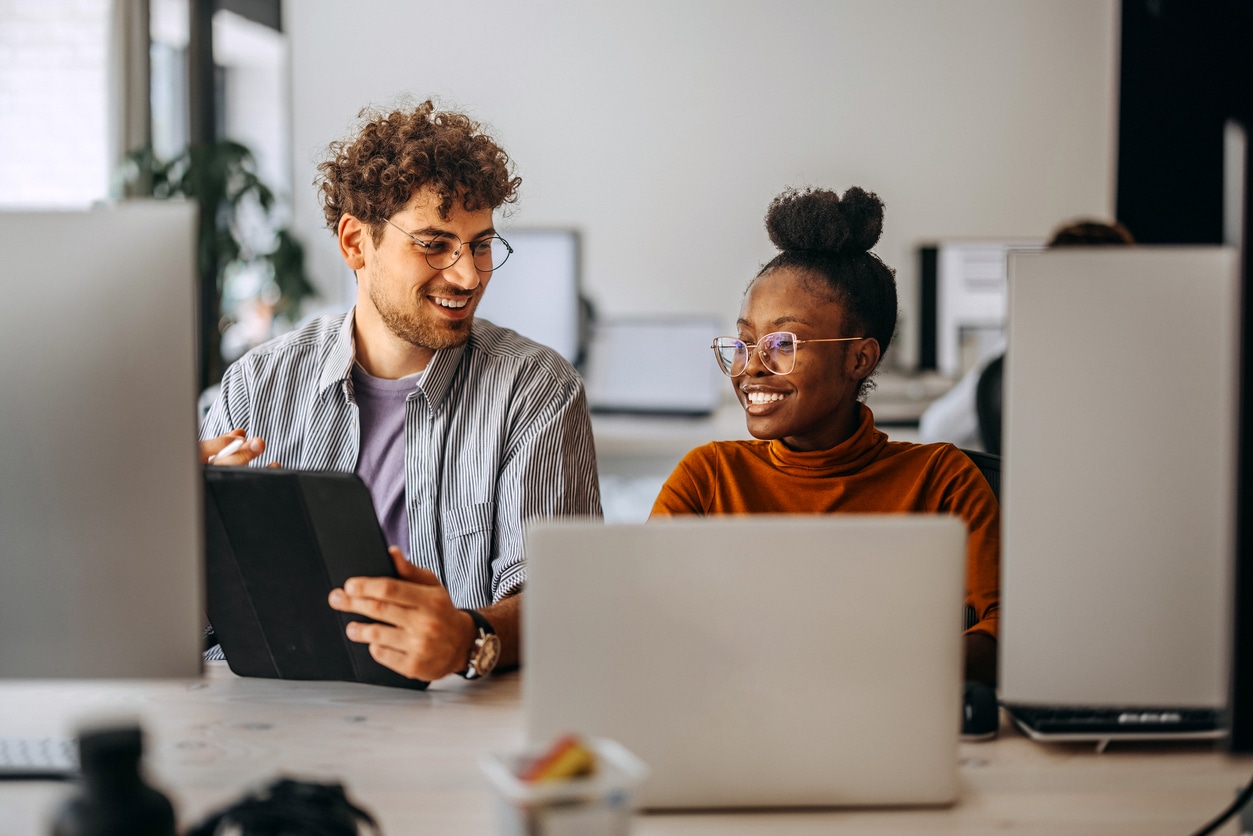 Professionnel en reconversion découvrant les métiers et les formations en cybersécurité